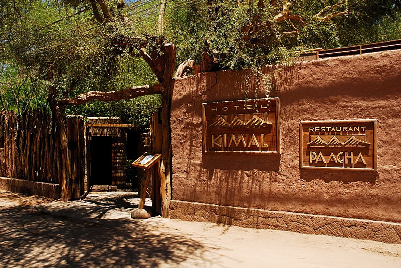 Vehículo privado llegando a Hotel Kimal