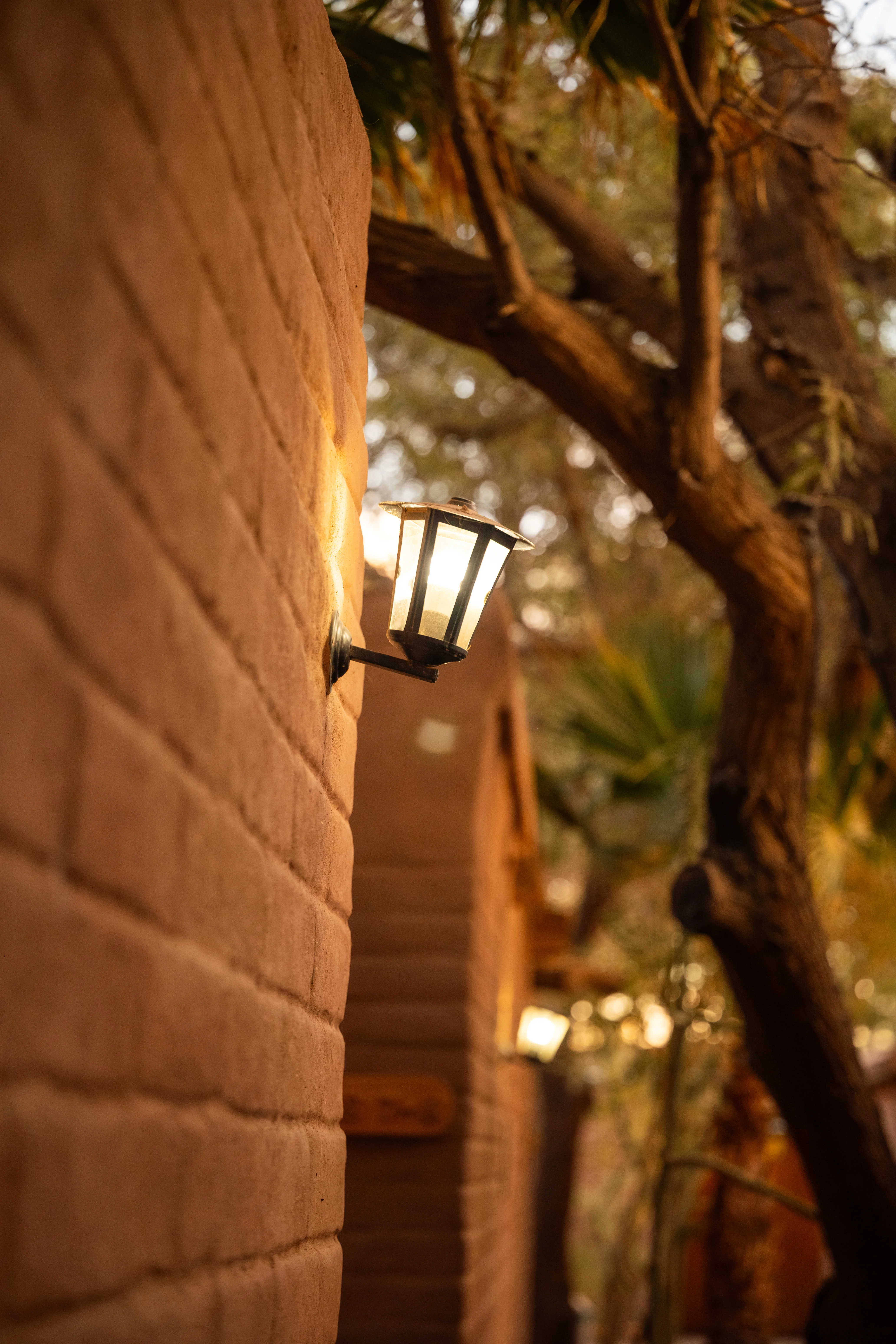 Detalle de arquitectura en tierra de Hotel Kimal