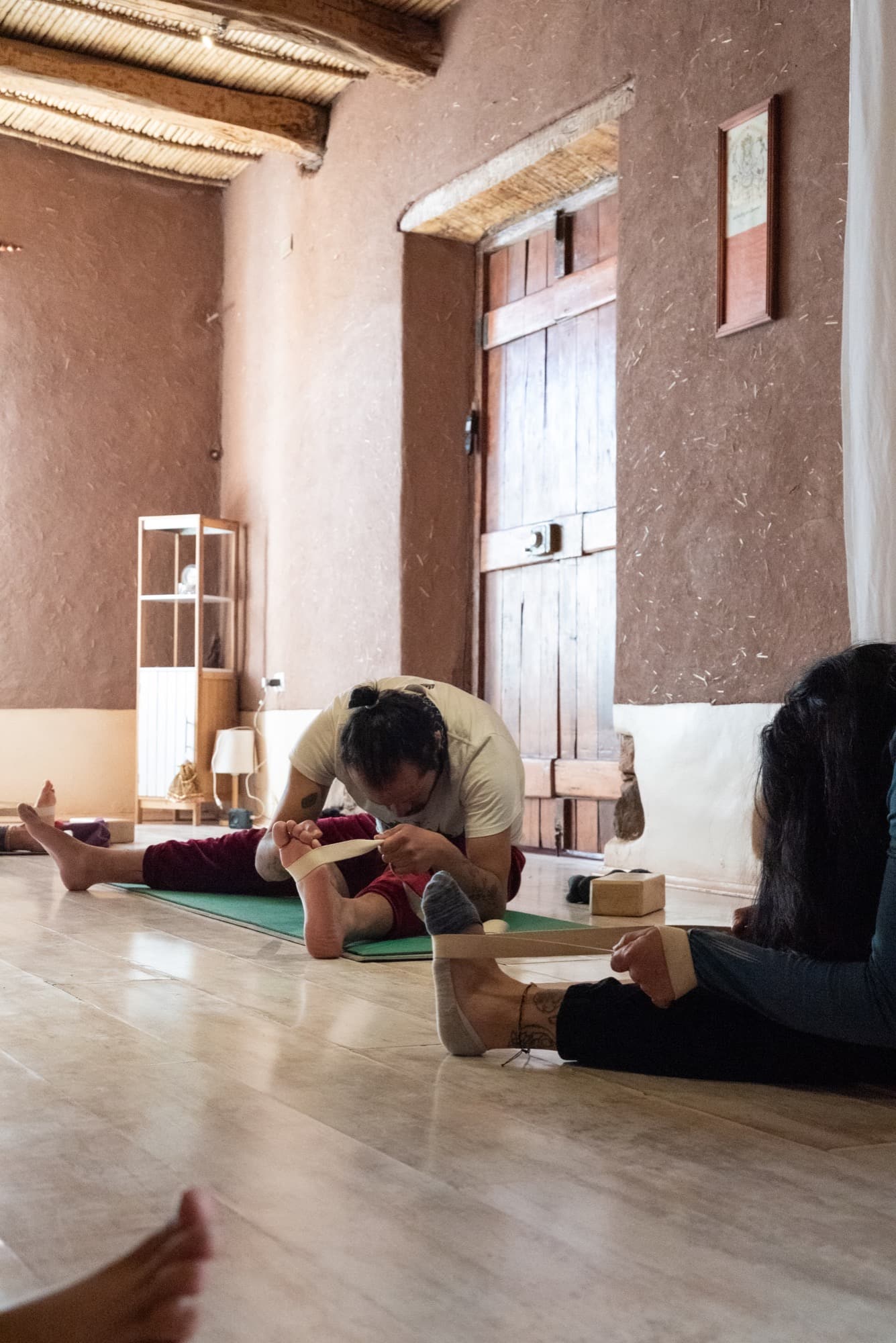 Sala interior de yoga y bienestar