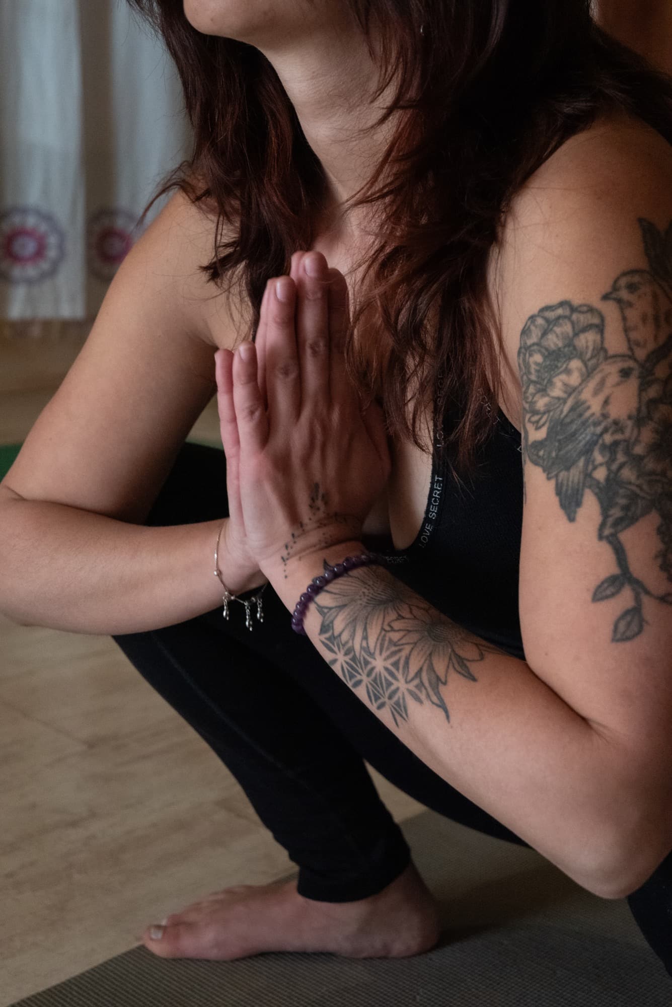 Sala de yoga y respiración con luz tenue