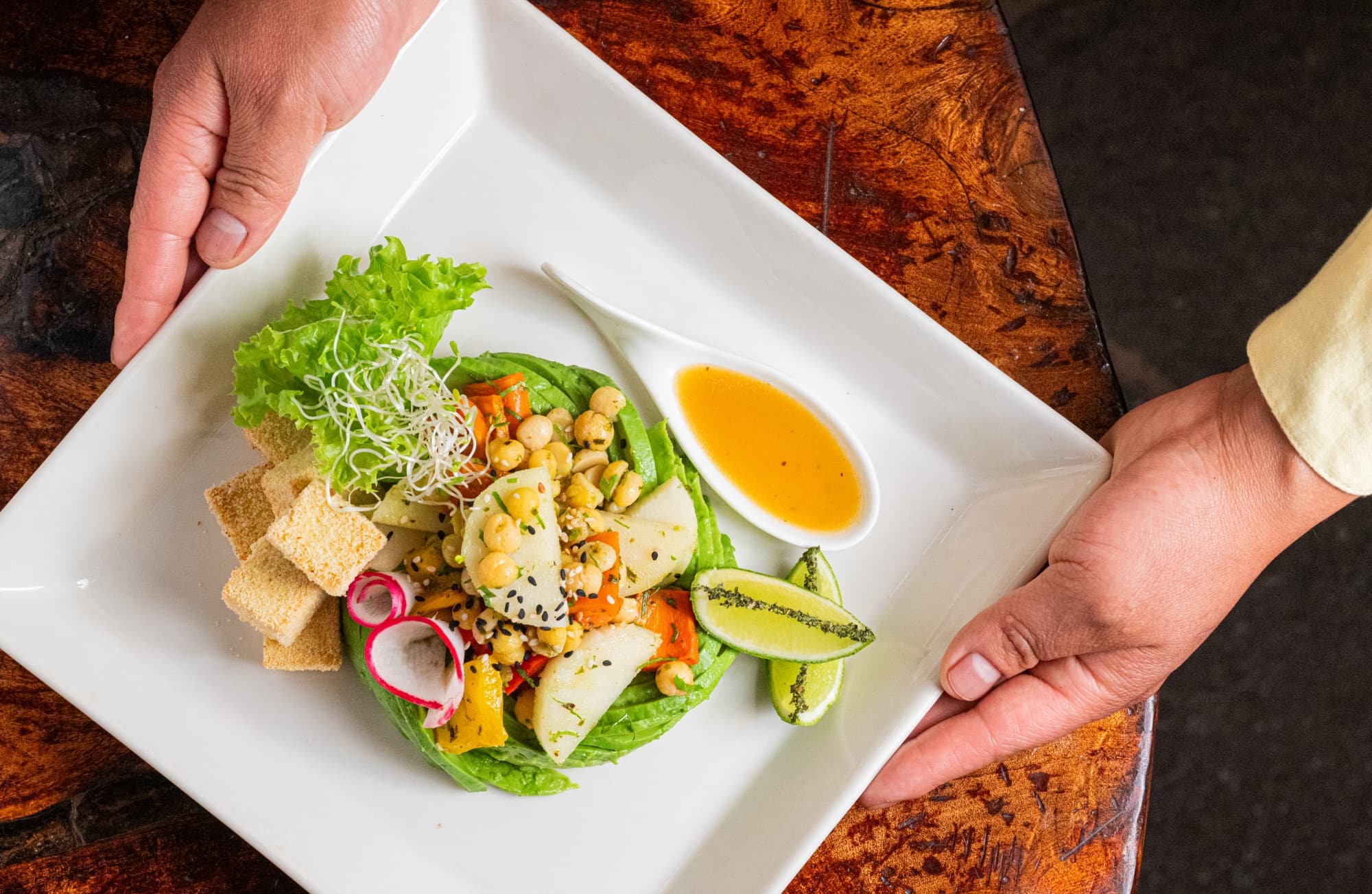 Ensalada con productos locales del oasis