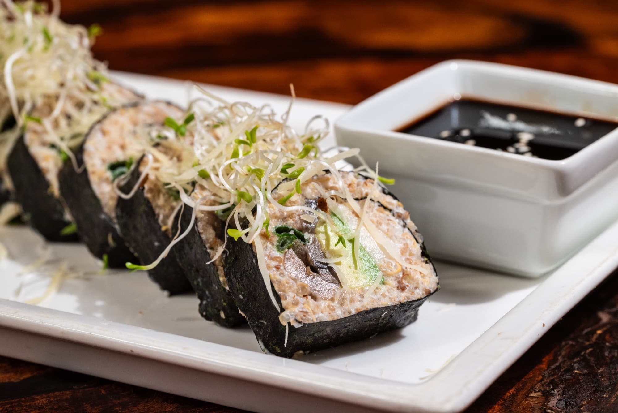 Rolls de sushi de quinoa con brotes y salsa